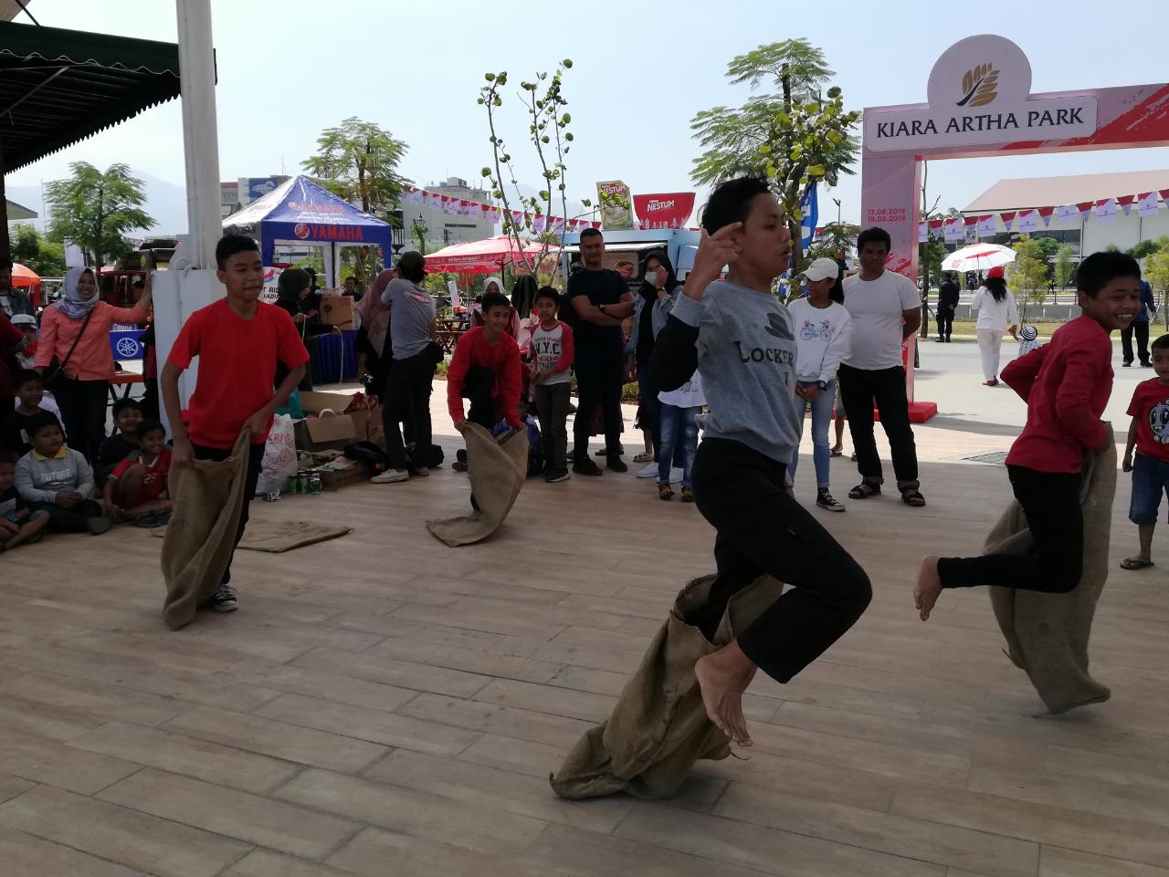 Warga Bandung dan siswa mengadakan perayaan HUT ke-74 RI di Kiara Artha Park (KAP) Bandung, Jawa Barat.