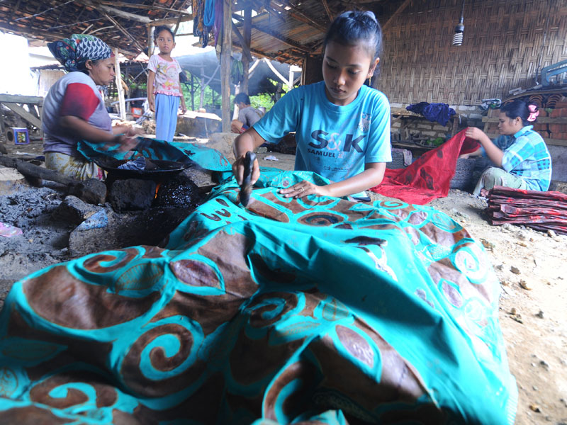 Perajin menyelesaikan pembuatan batik di Desa Klampar, Pamekasan, Jawa Timur, beberapa waktu lalu. 