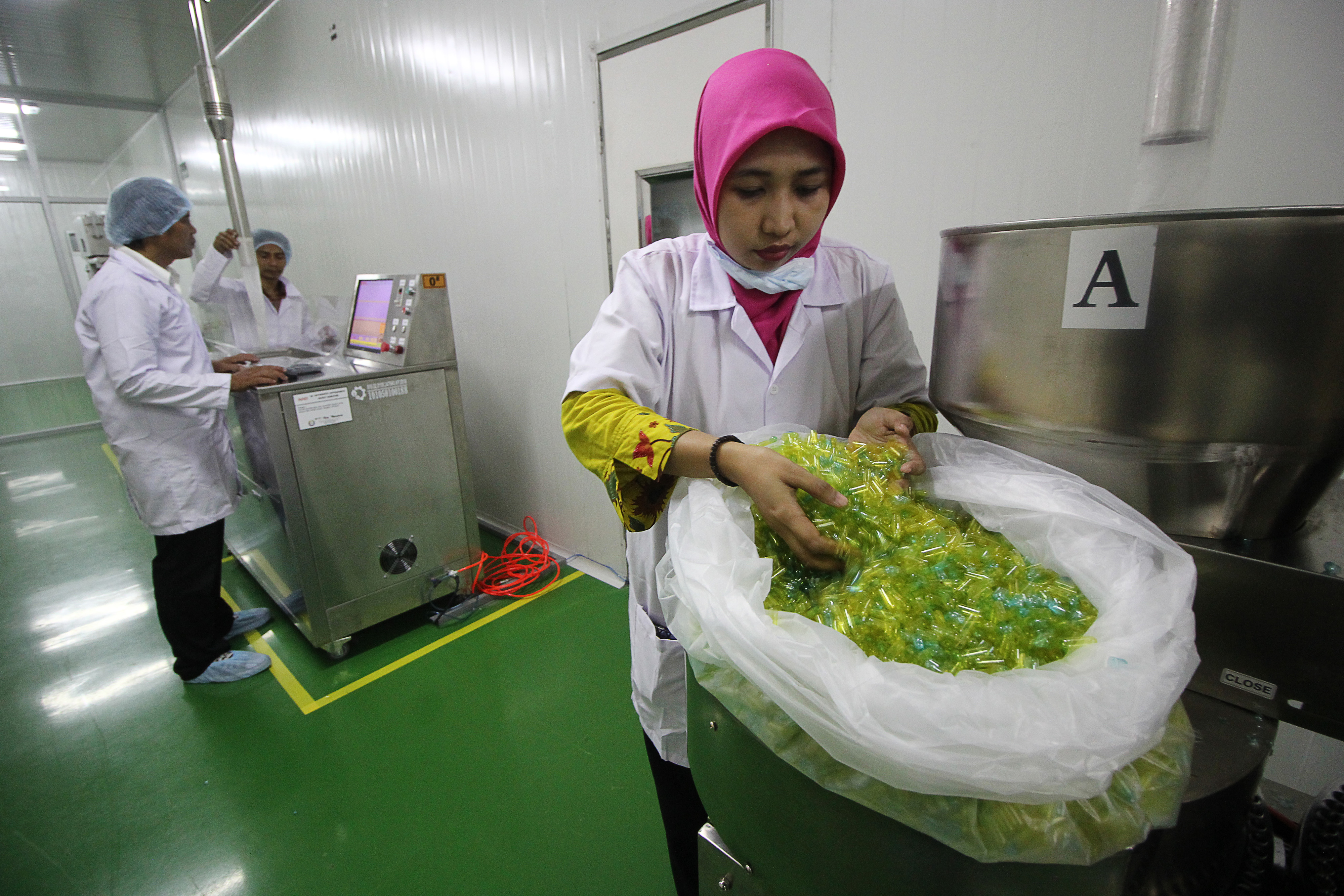 Pekerja memproses pembuatan cangkang kapsul saat peresmian 