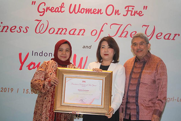  Dirut PT Hartadinata Abadi Tbk Sandra Sunanto (tengah) dapat penghargaan Indonesia Business Women of The Year di Indonesia Top Women Leader