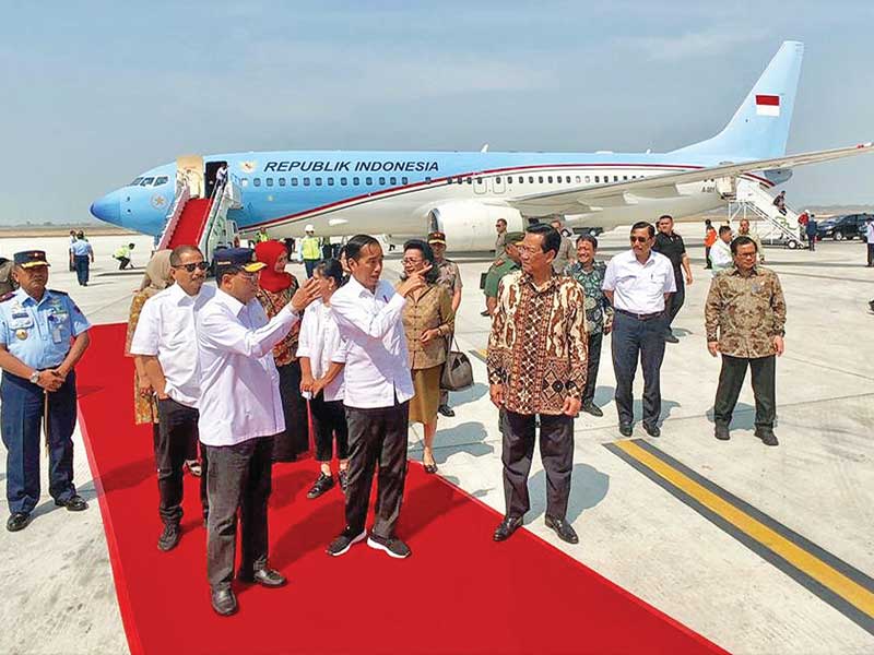 Presiden Joko Widodo saat meninjau pembangunan Bandara Internasional Yogyakarta di Kabupaten Kulon Progo, DIY, Kamis (29/8/2019)