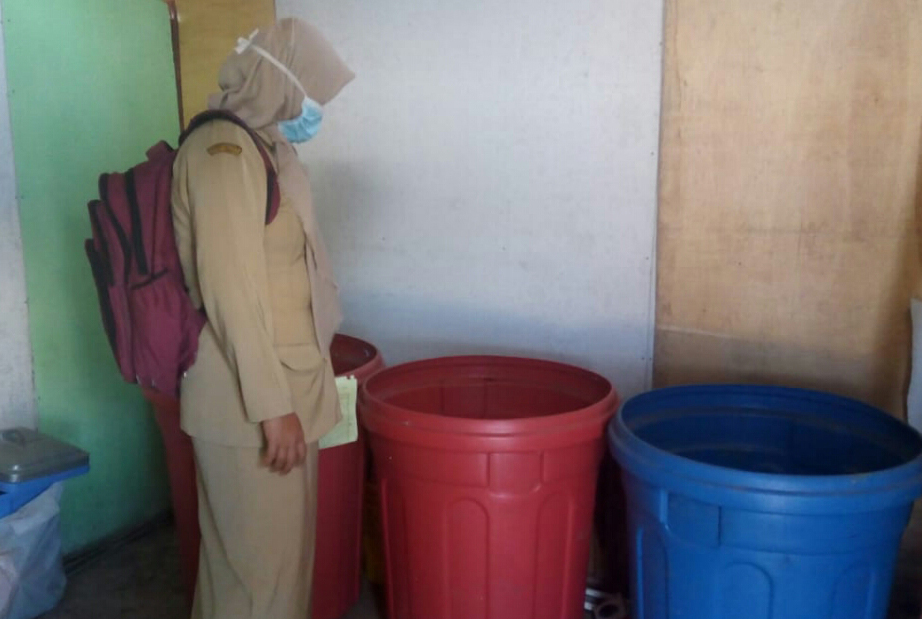 Petugas memeriksa limbah medis di fasilitas kesehatan di Blora, Jawa Tengah.