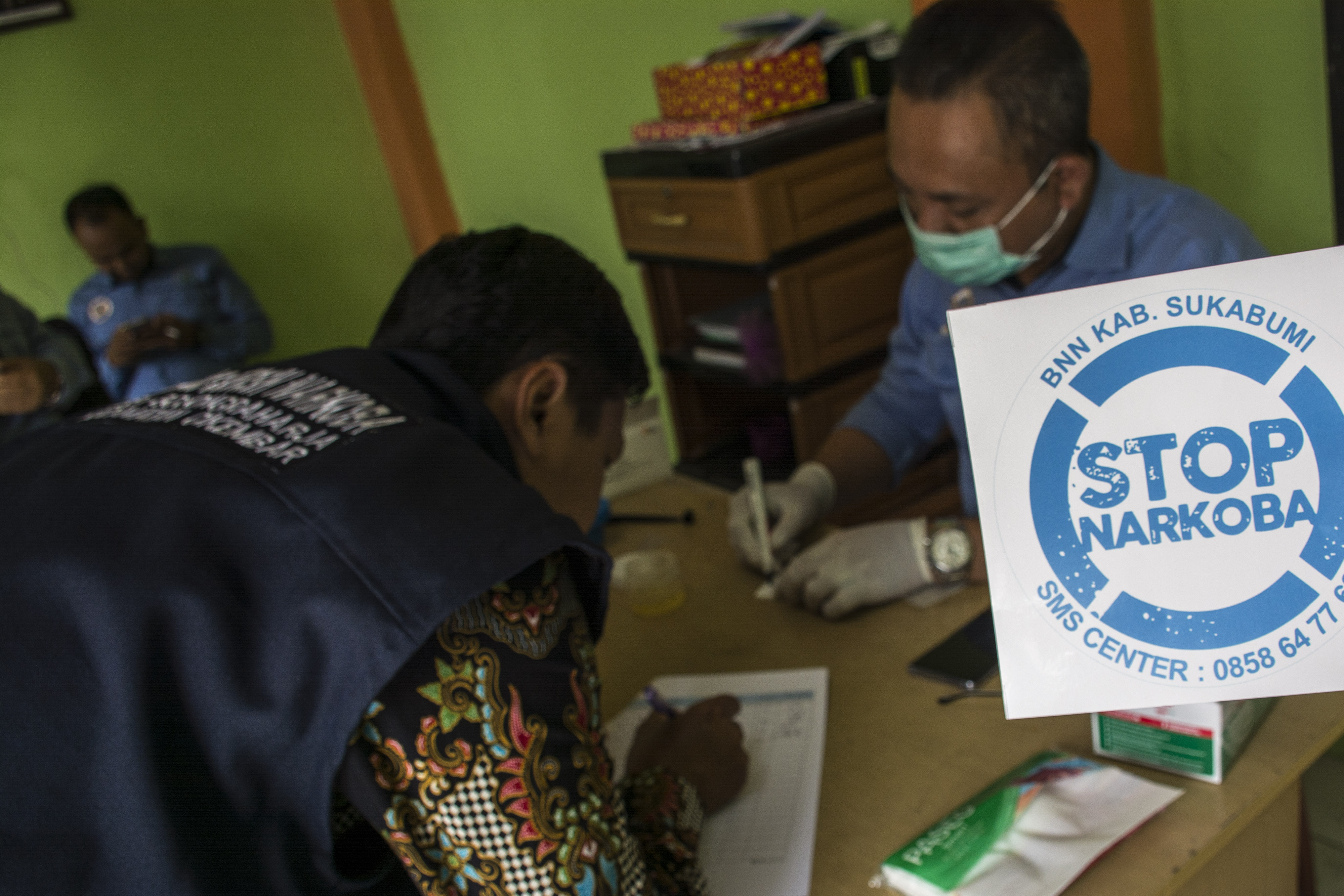 Warga menjalani tes urin saat program Pencanangan Desa Bersih Narkoba di kantor Desa Bojong Raharja