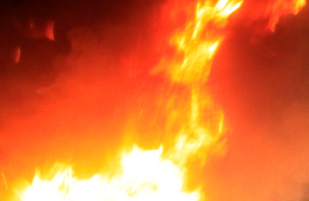 Ilustrasi upaya bunuh diri dengan membakar diri.