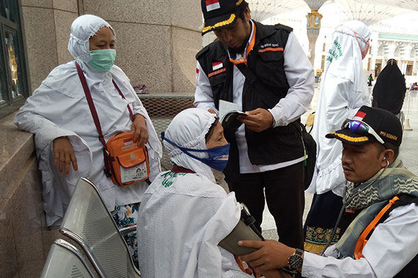  Seorang jemaah haji sedang di periksa kesehatannya oleh petugas kesehatan haji