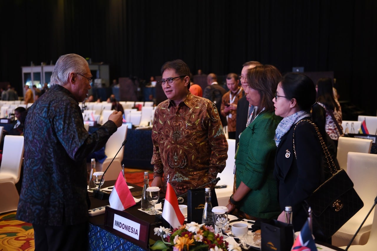 Dirjen Perundingan Perdagangan Internasional Kemendag Iman Pambagyo (tengah) berbincang dengan Menteri Perdagangan Enggartiasto Lukita