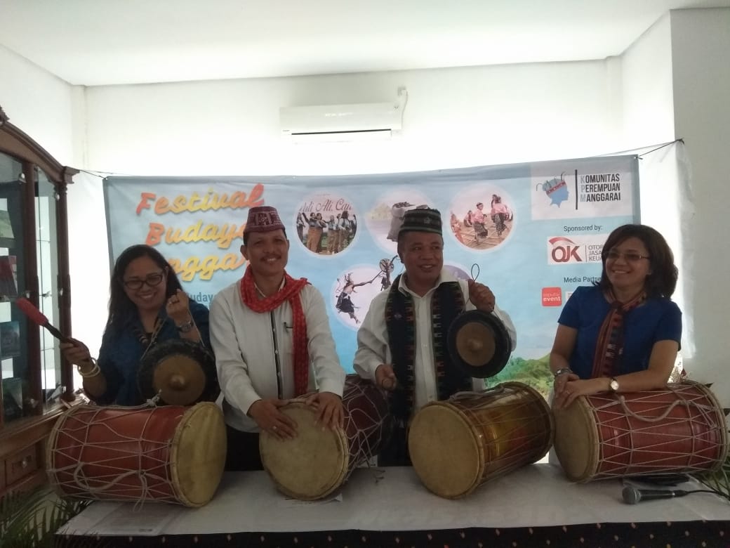 Ketua Panitia Festival, Emmiliana AK, saat memberi keterangan mengenai acara Festival Budaya Manggarai yang bakal digelar di Jakarta.