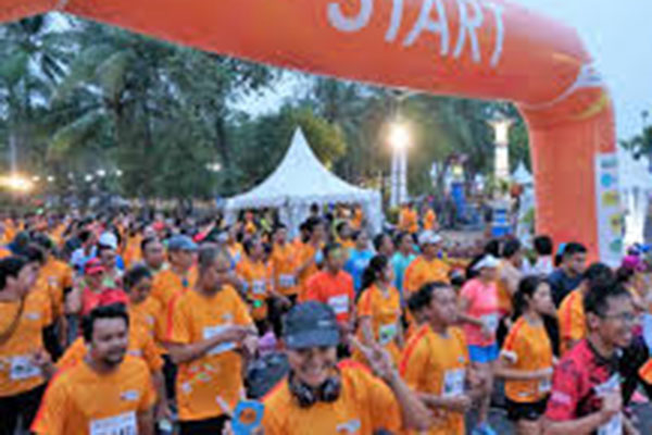 Para peserta mengikuti Danamon Run 2018