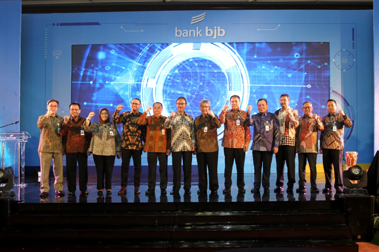 Jajaran direksi Bank BJB berpose menunjukkan sikap semangat.