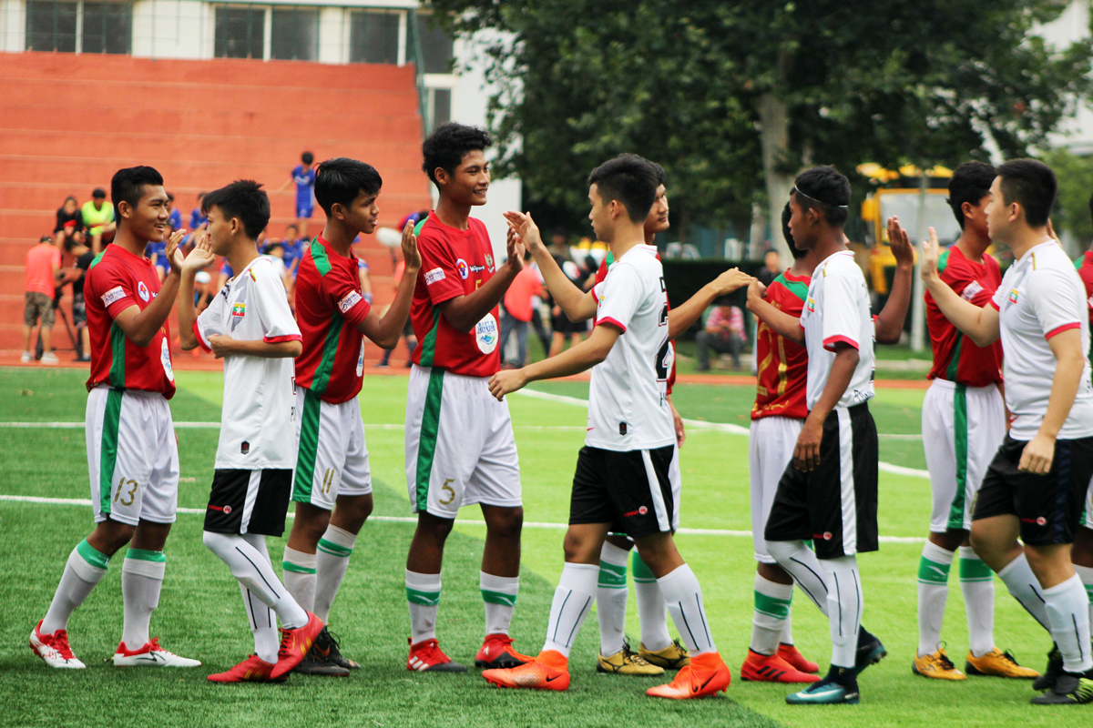 Tim Pelajar Indonesia U-16 menyalami pemain Soccer  Football Academy Myanmar sebelum berlaga di di babak penyisihan Gothia