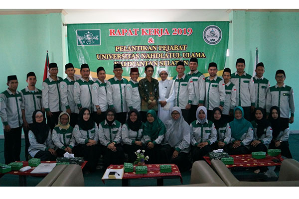 Pelantikan 37 pejabat baru ini bertempat di Aula Gedung Dakwah, Universitas NU Kalsel, Selasa (6/8). 