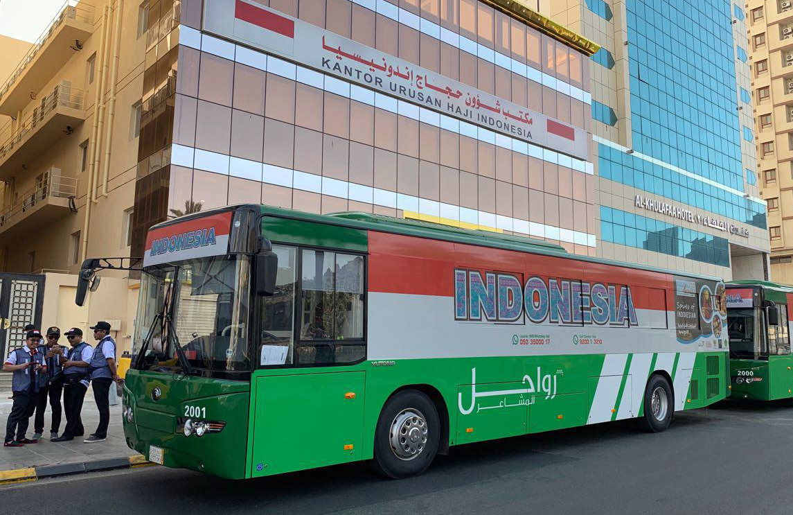  Petugas haji Indonesia melakukan simulasi operasional bus Shalawat, di Mekah,