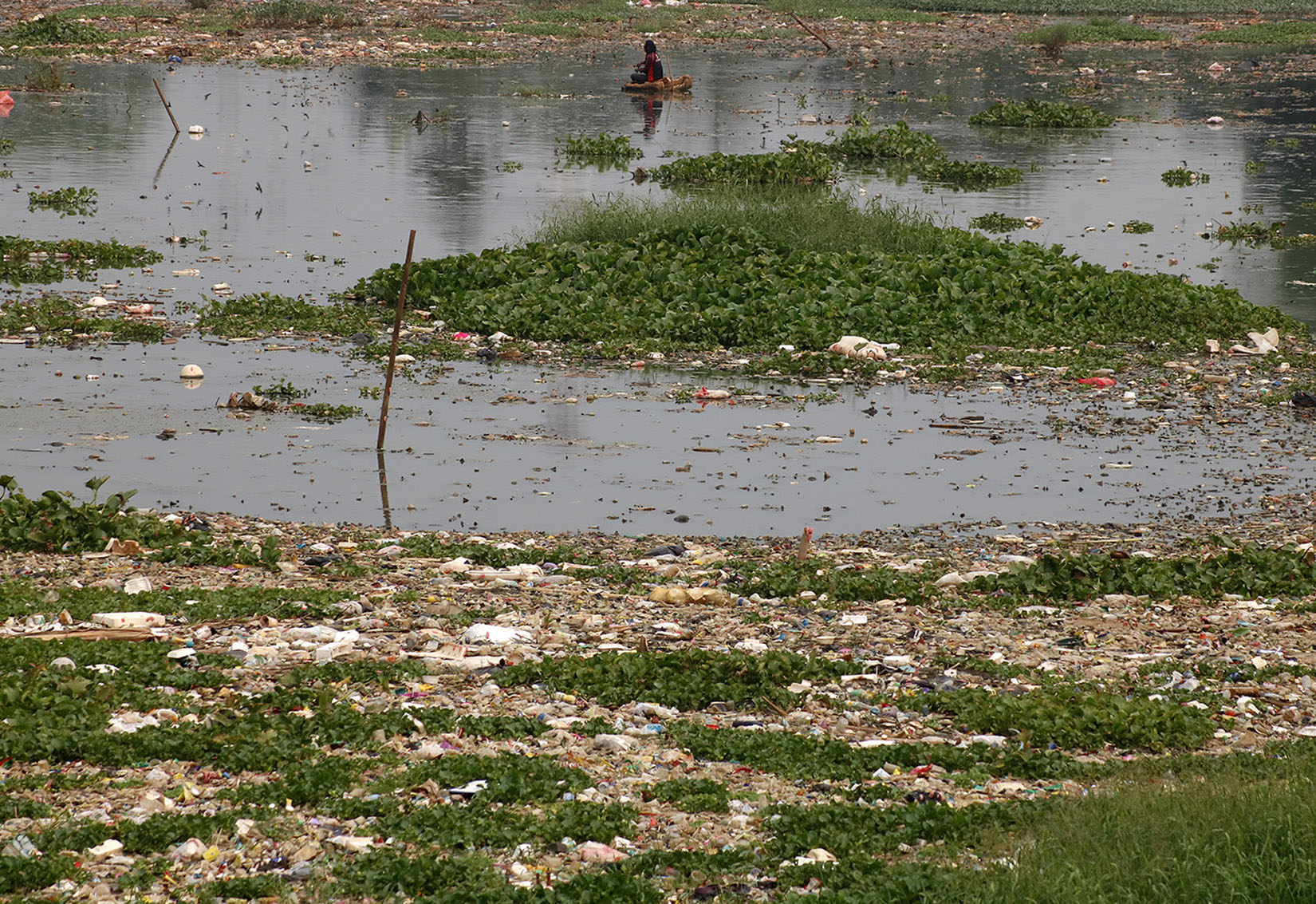 Situ Pengarengan yang berfungsi sebagai penampung air dan pengendali banjir tersebut dibiarkan tidak terawat dimana banyak sampah 