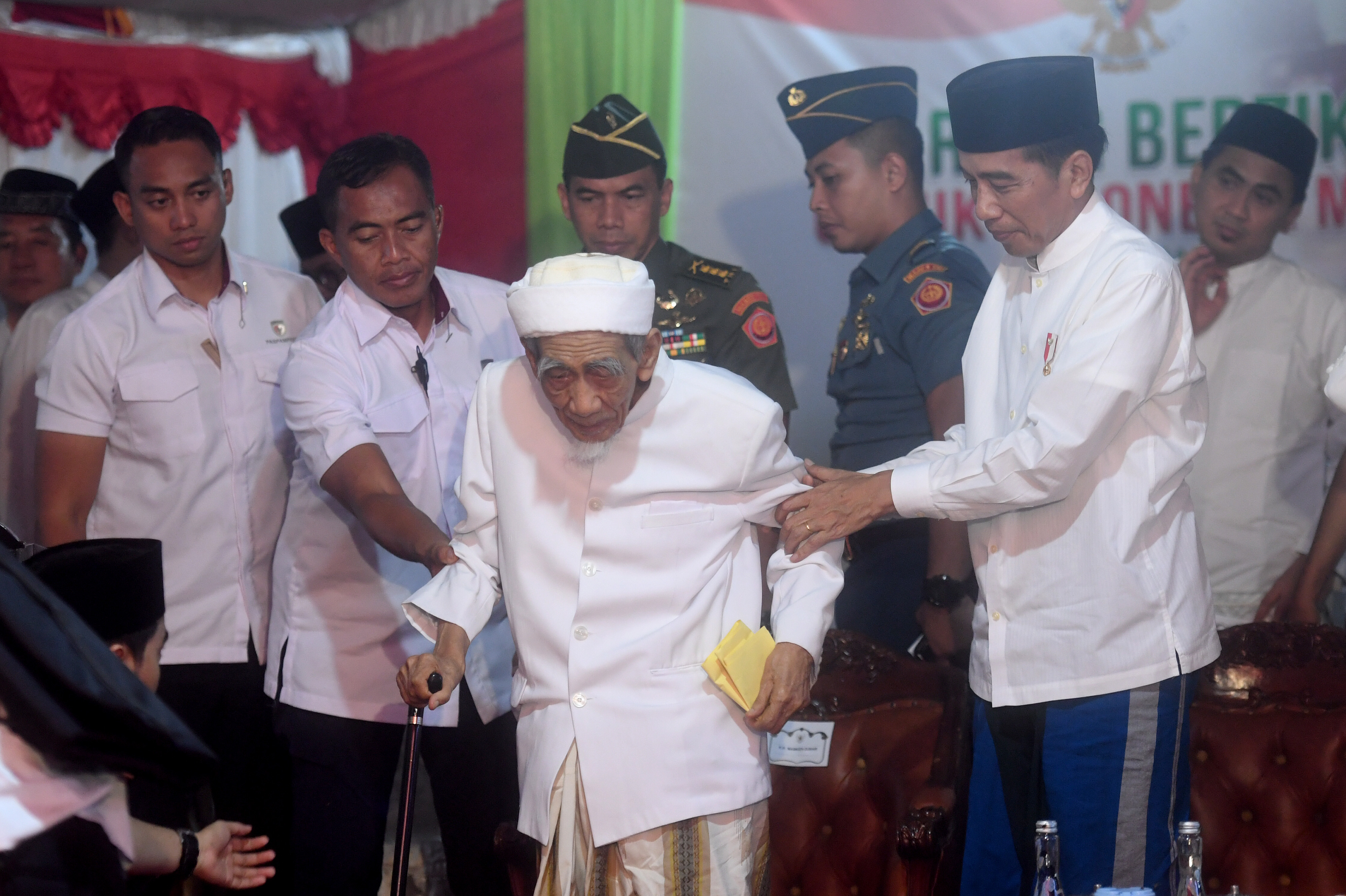 Maimoen Zubair (tengah) bersama Presiden Joko Widodo (kanan) di acara Sarang Berzikir Untuk Indonesia Maju