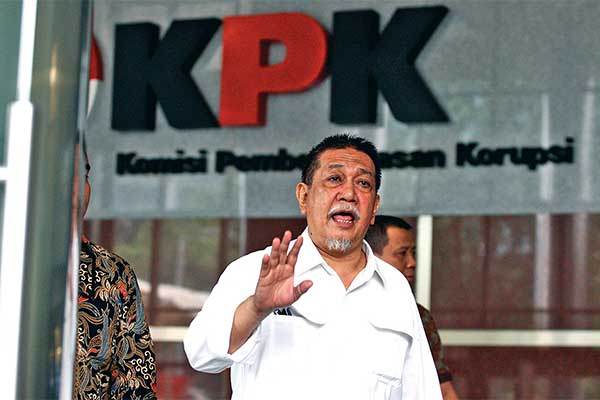 Mantan Wakil Gubernur Jawa Barat Deddy Mizwar menyapa jurnalis seusai menjalani pemeriksaan di Gedung KPK, Jakarta, kemarin.