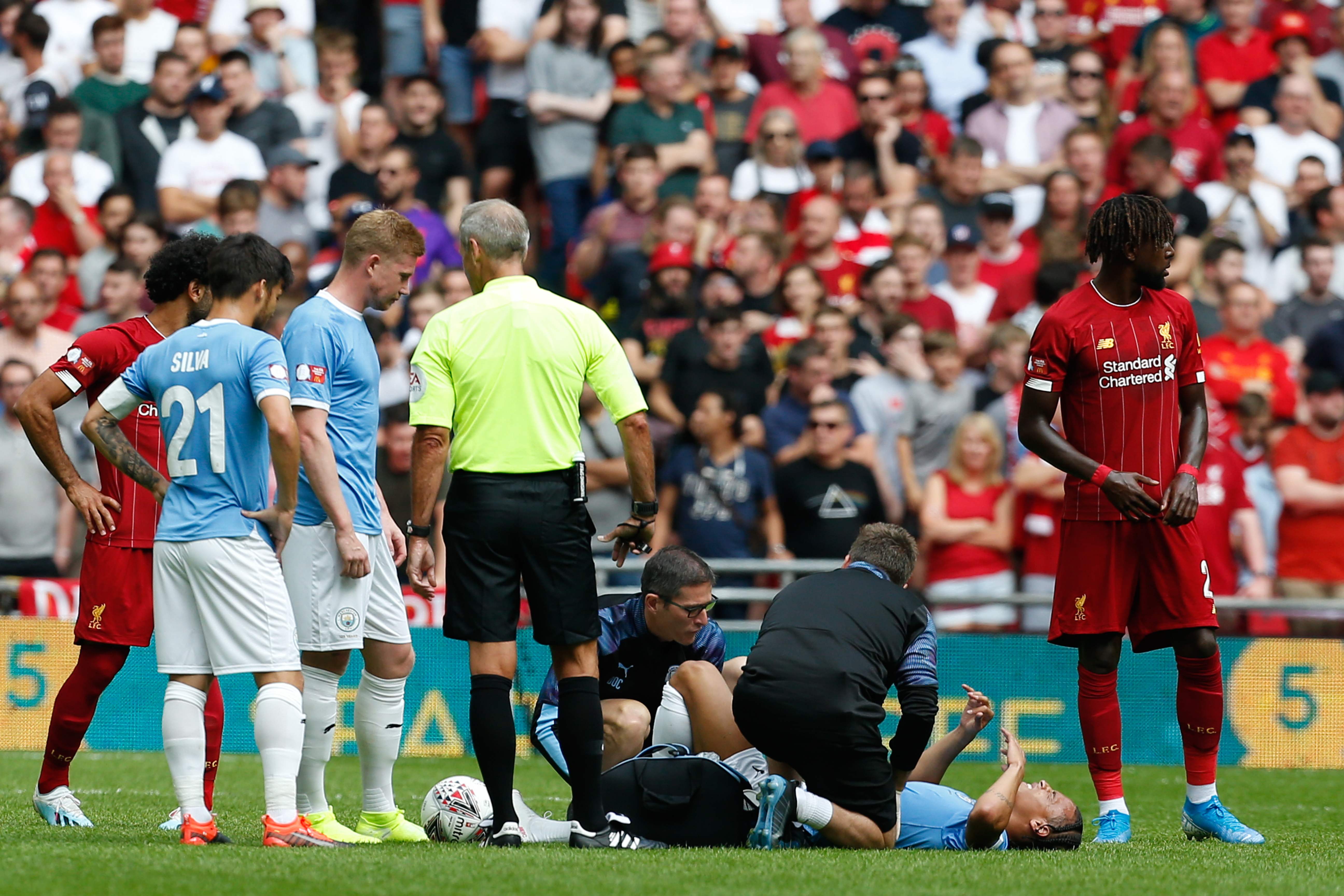 Momen saat gelandang Manchester City Leroy Sane mengalami cedera Ligamen