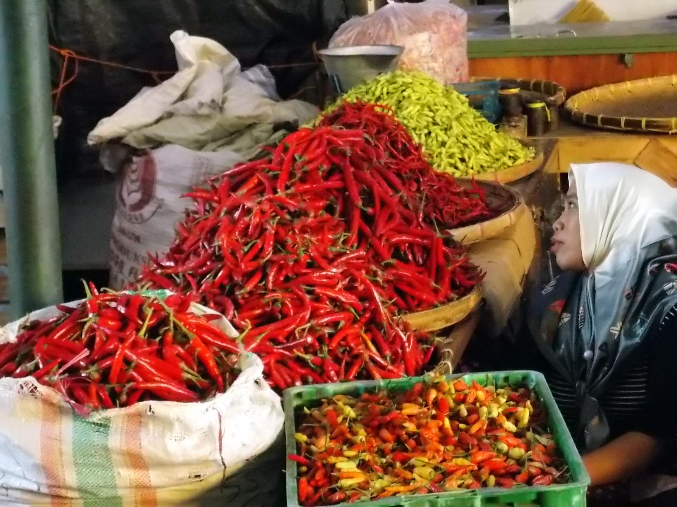 Pedagang cabai di Pasar Legi, Surakarta mengatakan harga komoditas cabai saat ini cukup tinggi. 