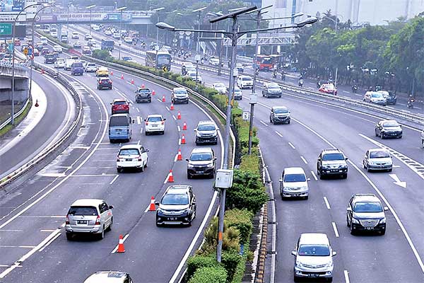 Kendaraan roda empat melintas di ruas jalan Tol Dalam Kota saat pemberlakukan contrafl ow di kawasan Mampang, Jakarta, beberapa waktu lalu.