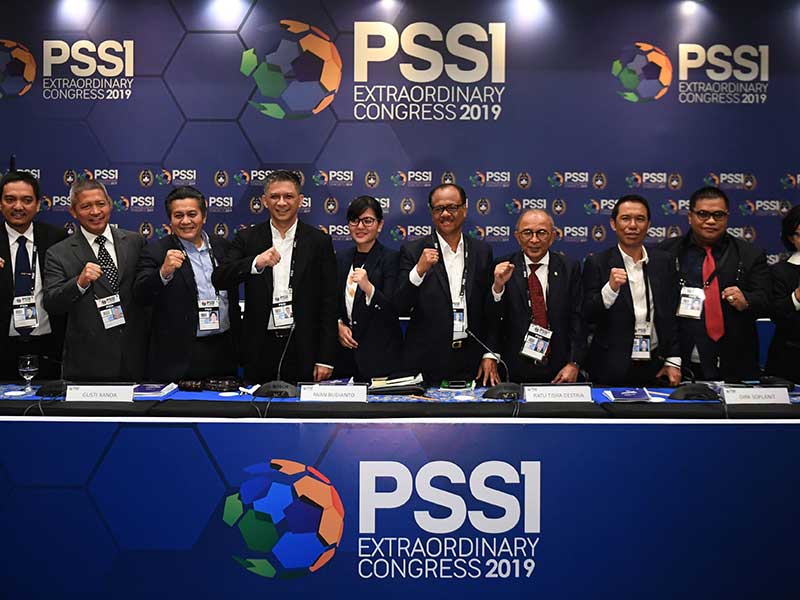 Sejumlah anggota Exco berfoto bersama usai kongres luar biasa (KLB) PSSI di Jakarta, Sabtu (27/7/2019)