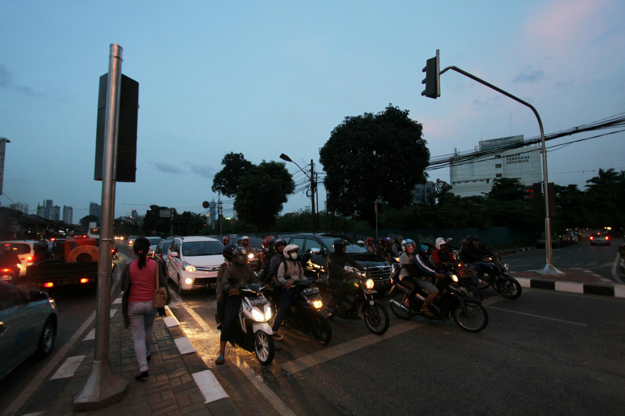 Sejumlah kendaraan berhenti di lampu lalu lintas baru di kawasan Pejompongan, Jakarta, Kamis (16/4)