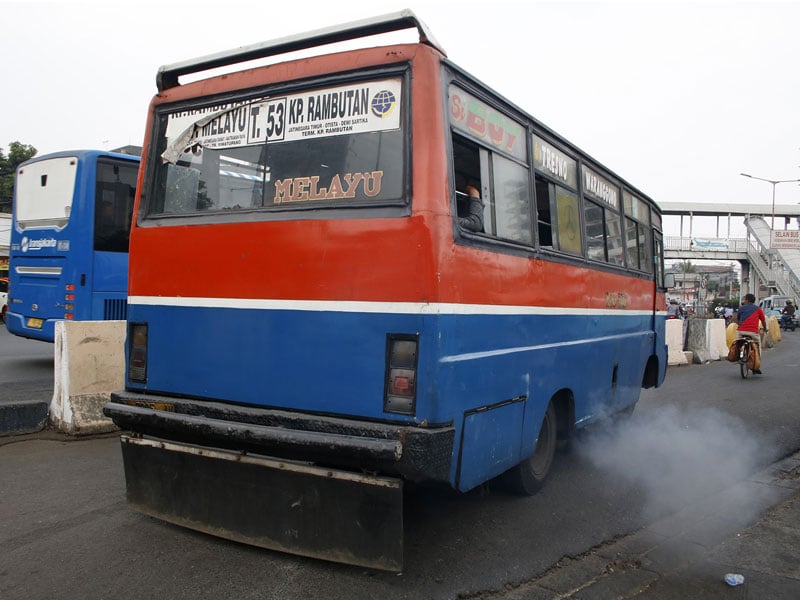 Asap kendaraan menjadi salah satu sumber utama pemicu polusi udara di Jakarta.