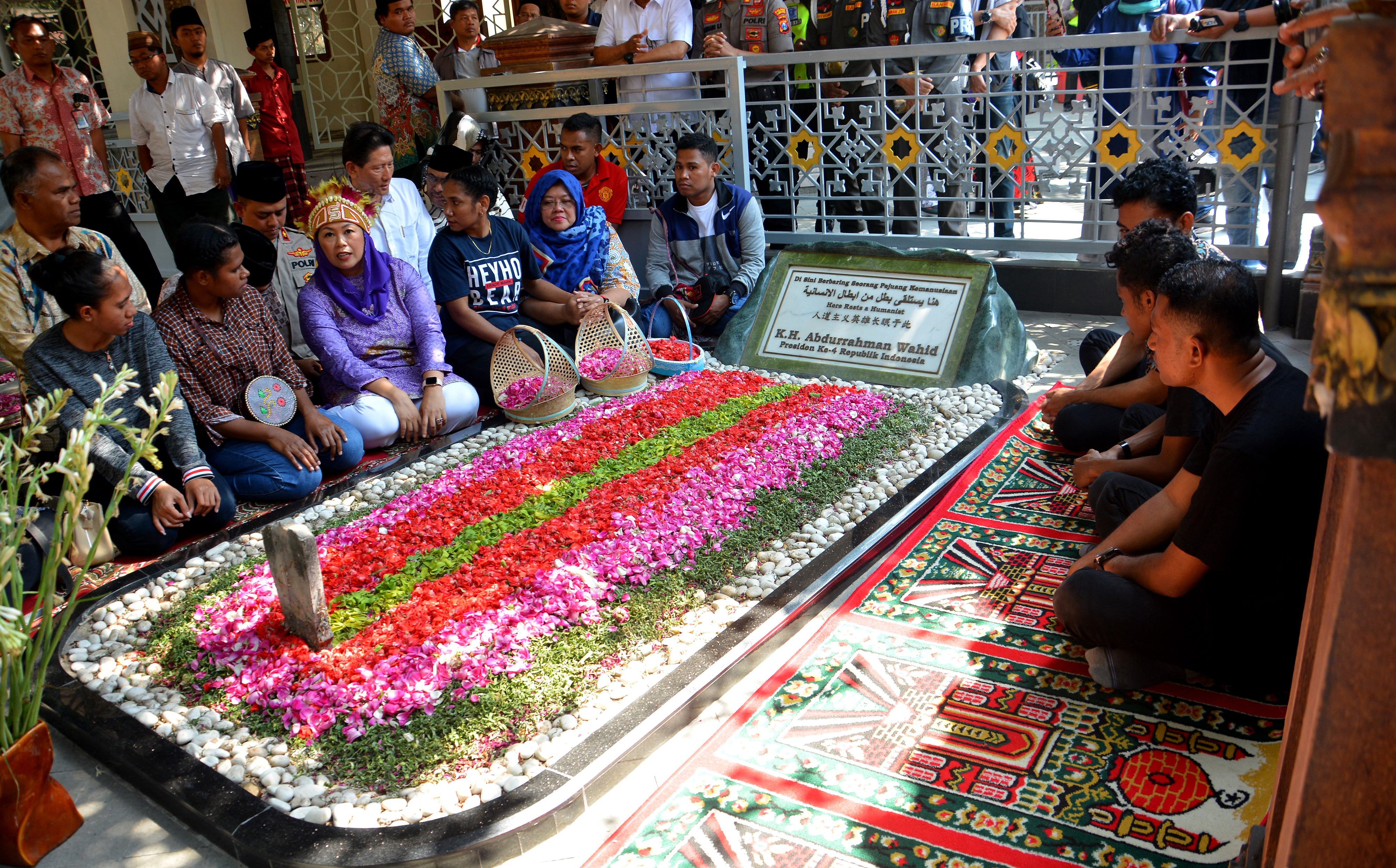 Putri mendiang Presiden Abdurrahman Wahid (Gus Dur), Yenny Wahid, bersama mahasiswa asal Papua berziarah ke makam Gus Dur, Rabu (21/8).