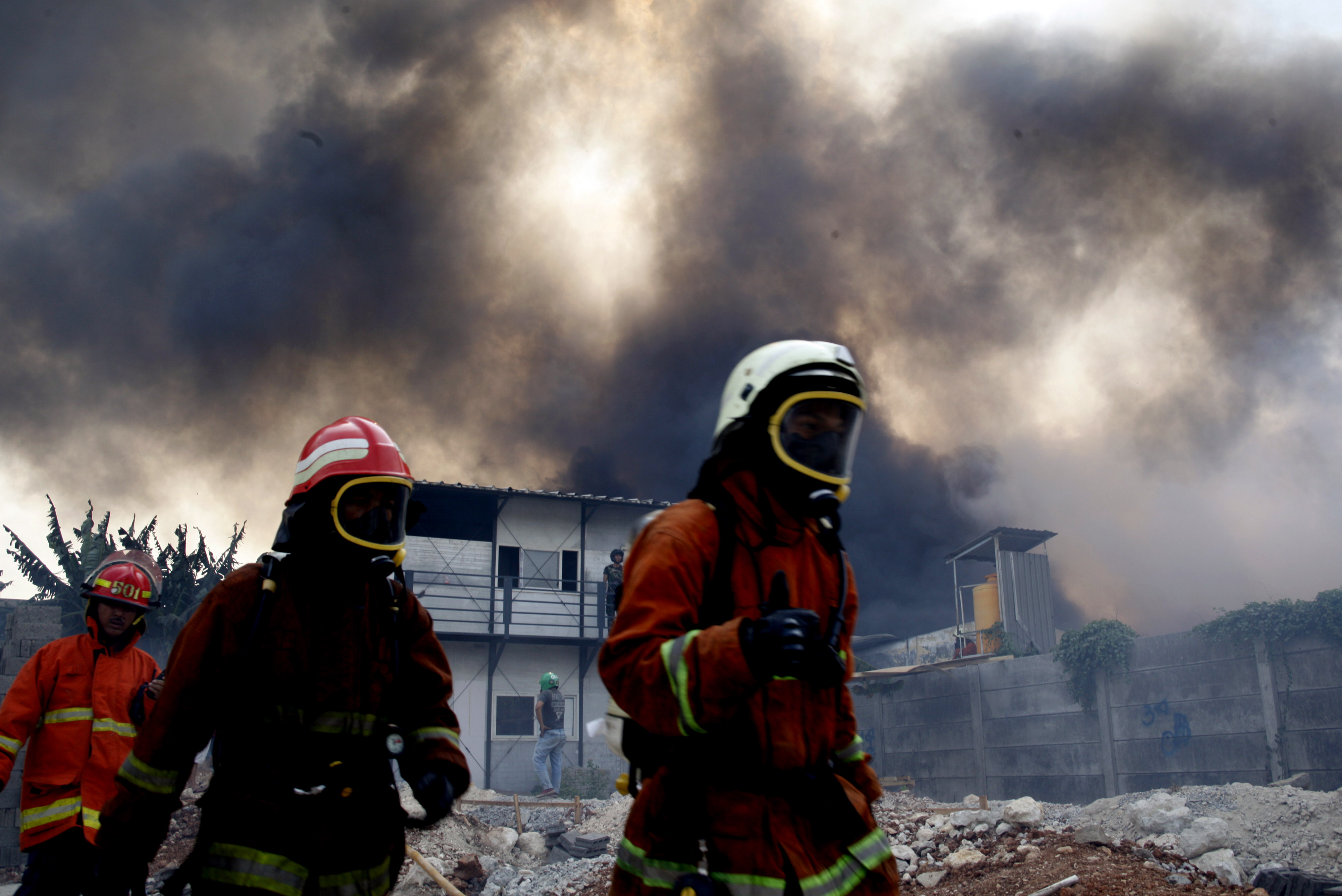 Gudang Plastik di Ciracas Terbakar, Butuh 9 Jam Padamkan Api