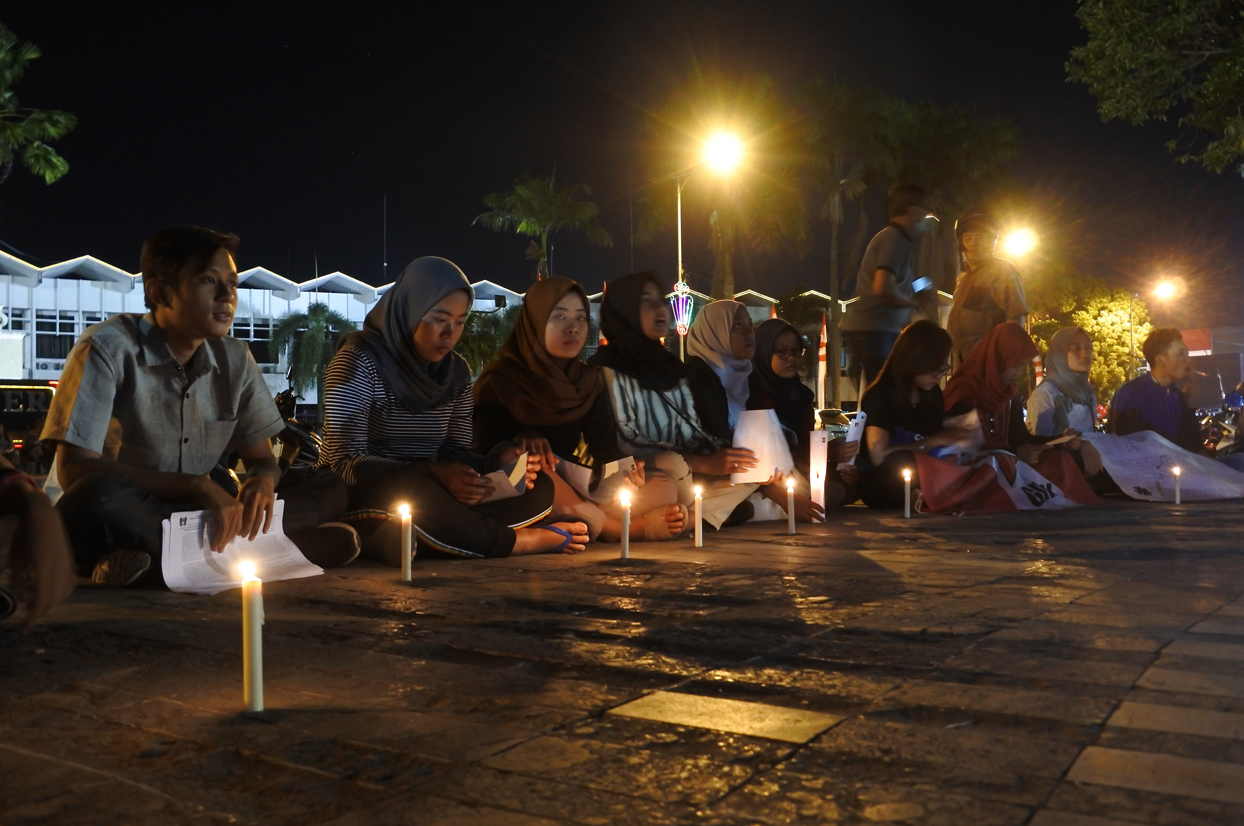 Sejumlah aktivis Gerakan Mahasiswa Nasional Indonesia melakukan aksi solidaritas Papua di depan Kantor Bupati Jember, Jawa Timur, Kamis.