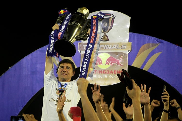 Pelatih PSM Makassar Darije Kalezic mengangkat tropi Piala Indonesia 2019 di Stadion Andi Mattalatta, Makassar, Selasa (6/8).