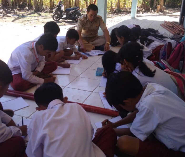 Puluhan siswa SDN Mekarjaya Kabupaten Cianjur terpaksa belajar di teras karena dua kelas yang ada kondisinya nyaris ambruk. 
