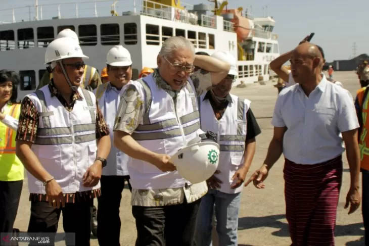Mendag Enggartiasto Lukita (kedua kanan) dan Gubernur NTT Viktor B Laiskodat (kanan) di Pelabuhan Tenau Kupang, NTT (22/8)