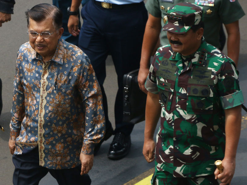 Wakil Presiden Jusuf Kalla didampingi Panglima TNI Marsekal Hadi Tjahjanto saat tiba di Sekolah Staf dan Komando AL di Jakarta.