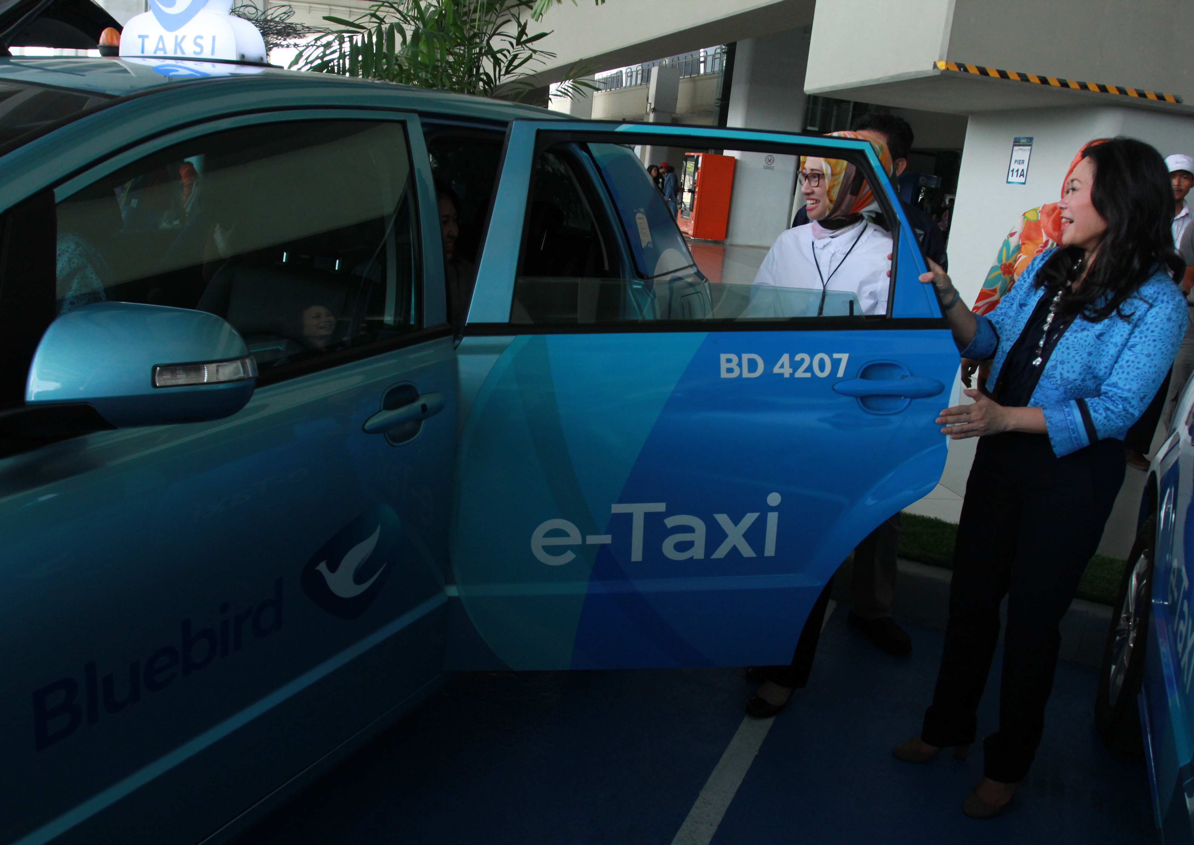 Blue Bird meluncurkan taksi listrik pada 29 Mei lalu