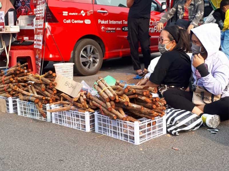 Kayu bajakah dijual bahkan di acara car free day di bundaran besar Palangka Raya, Minggu (18/8/2019)