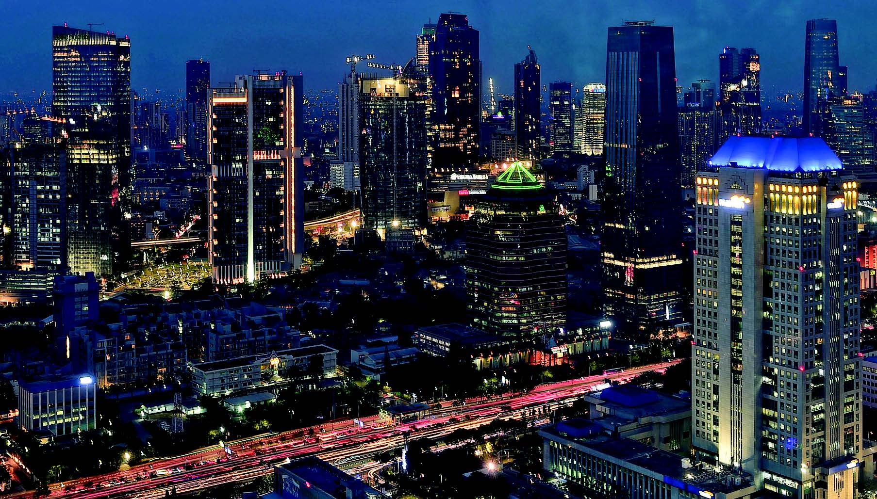 Pemandangan gedung bertingkat terlihat dari ketinggian di Jakarta,Jumat (9/8).