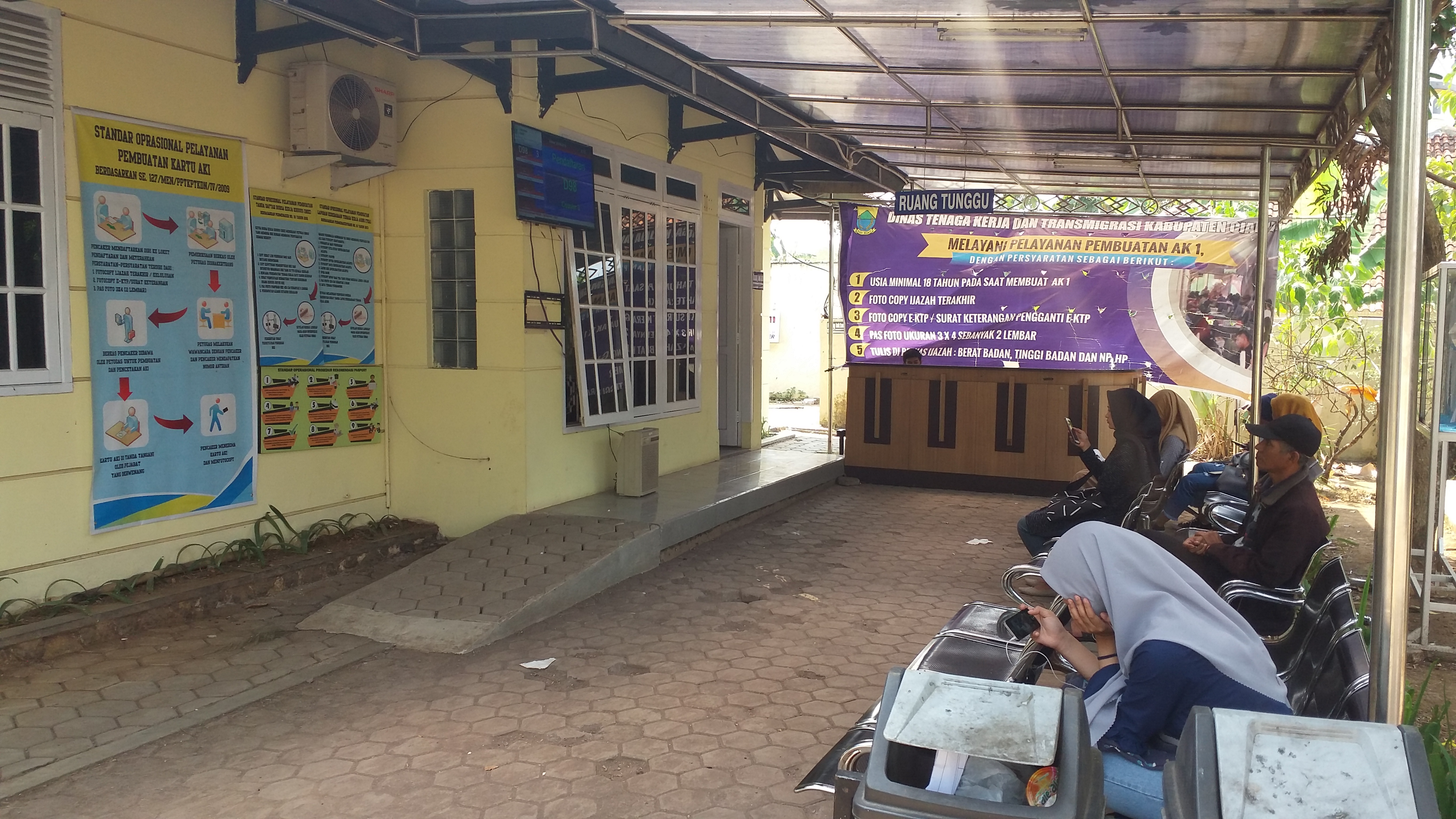 Para pencari kerja sedang mengajukan permohonan pembuatan kartu kuning di Kantor Disnaker Kabupaten Cianjur, Selasa (27/8). 