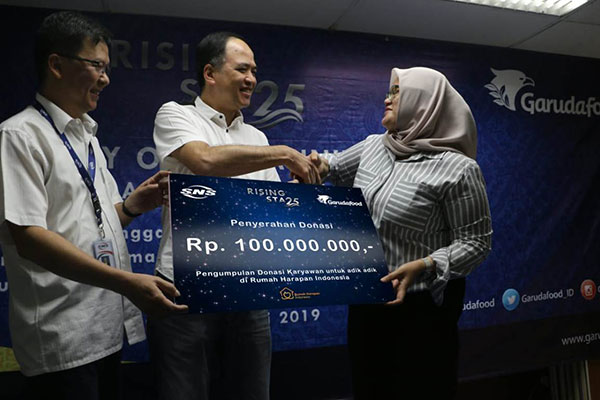 PT Garudafood Putra Putri Jaya Tbk memberikan bantuan senilai Rp100 juta kepada Rumah Harapan Indonesia (RHI) di Jakarta
