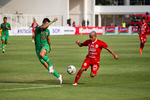 Pesepak bola Persija Riko Simanjuntak (kanan) berebut bola dengan pesepak bola Kalteng Putra Dendi Agustan (kiri) pada laga Shopee Liga 1 