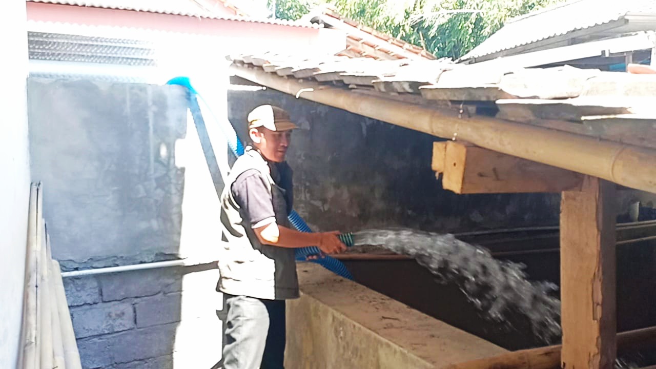 Mobil tangki BPBD Klaten mengirim bantuan air bersih di salah satu desa yang terdampak kemarau di Kecamatan Kemalang.