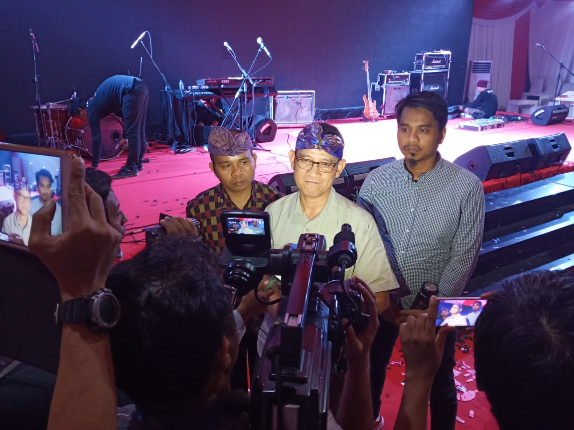 Asdep Kewirausahaan Deputi Pengembangan Pemuda Kemenpora Imam Gunawan diwawancarai wartawan di Kuta, Bali.