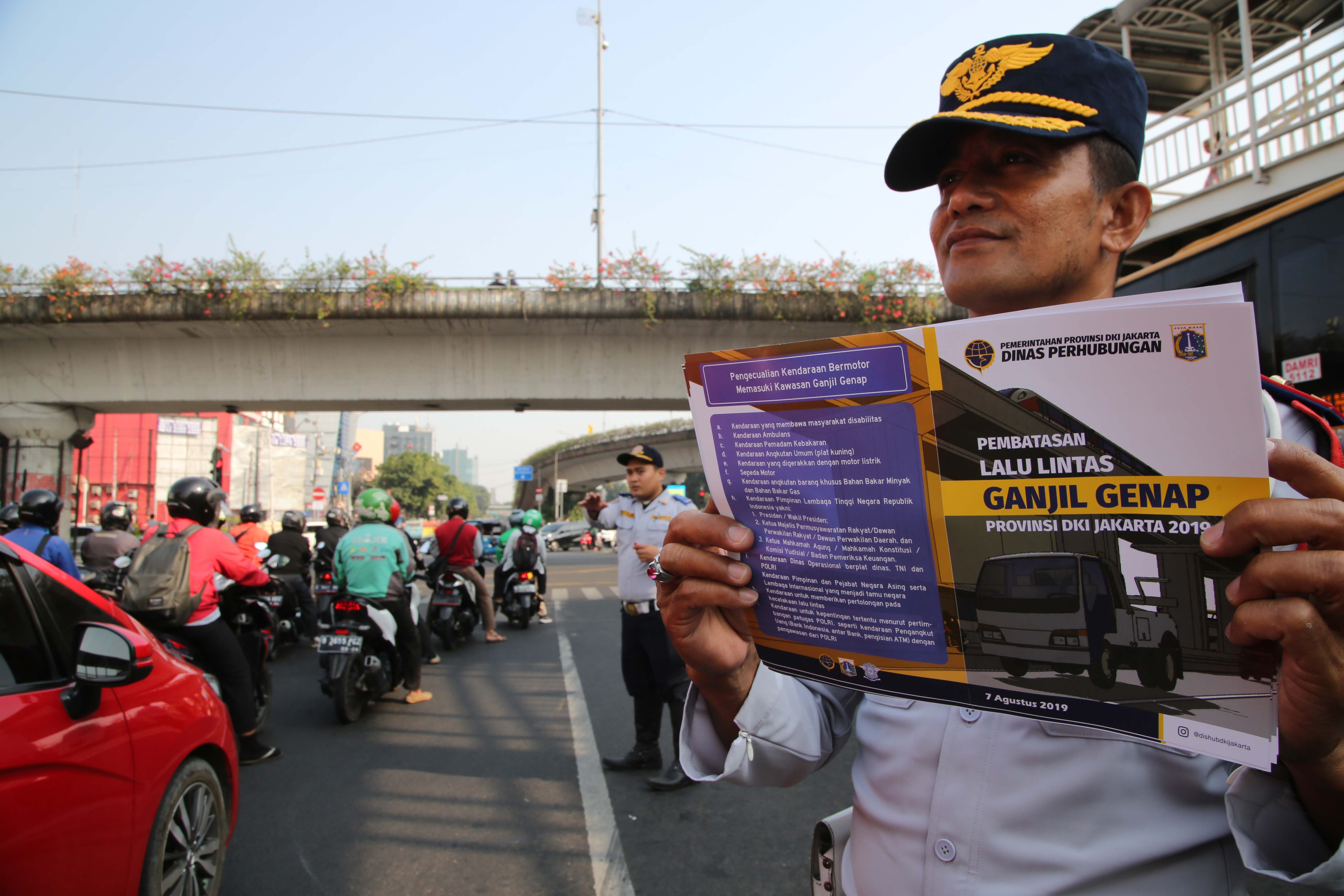 Dinas Perhubungan (Dishub) DKI Jakarta melakukan sosialisasi perluasan area ganjil genap di perempatan Matraman