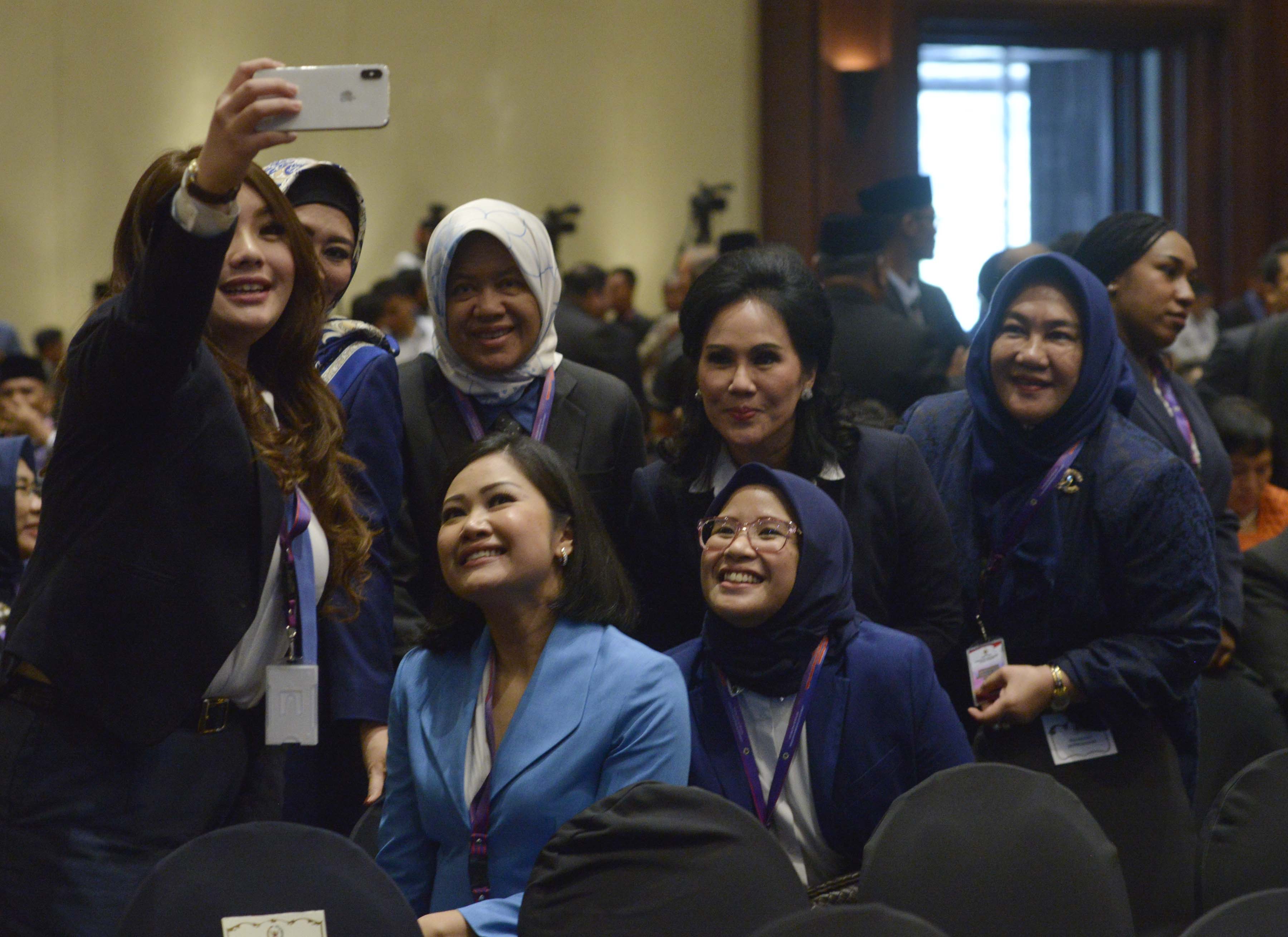 Anggota DPR terpilih berfoto setelah pembukaan Orientasi dan Pemantapan Nilai-Nilai Kebangsaan bagi Anggota DPR dan DPD Terpilih.