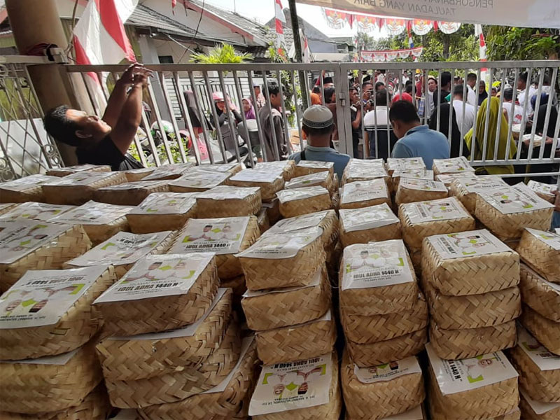 Pembagian daging kurban dibungkus dalam besek di Sidoarjo, Jawa Timur.