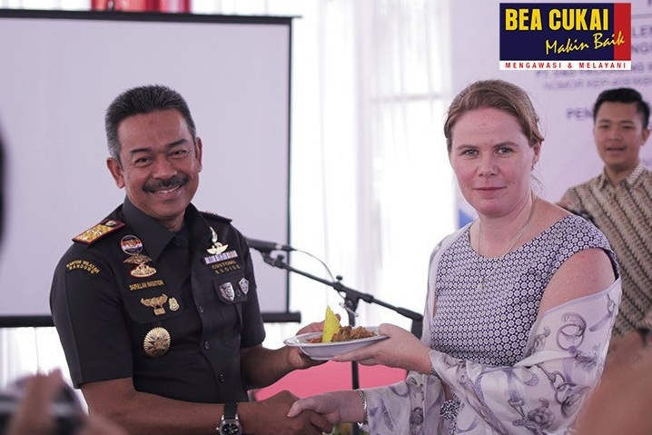 Direktur Detmold Group, Mrs Pippa (kanan) berterima kasih karena perusahaannya dipercaya mendapatkan fasilitas kawasan berikat.