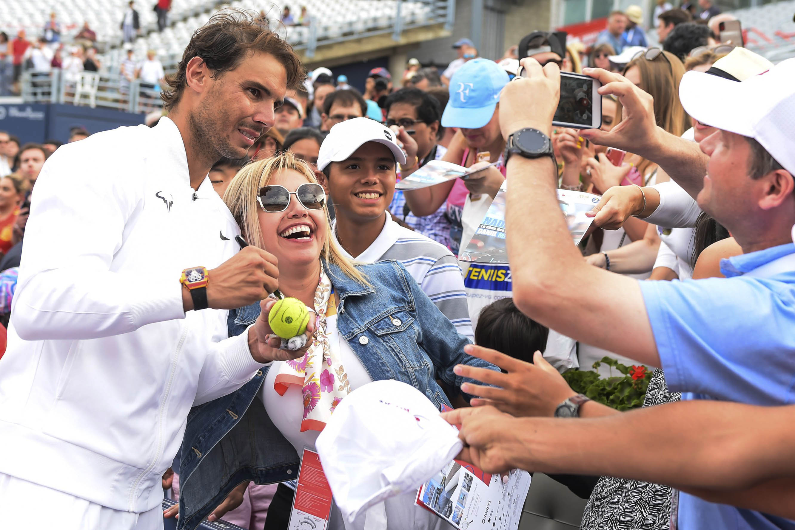 Rafael Nadal melayani fans untuk foto