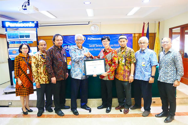 Penyerahan sertifikat uji tahan korosi terhadap AC Panasonic
