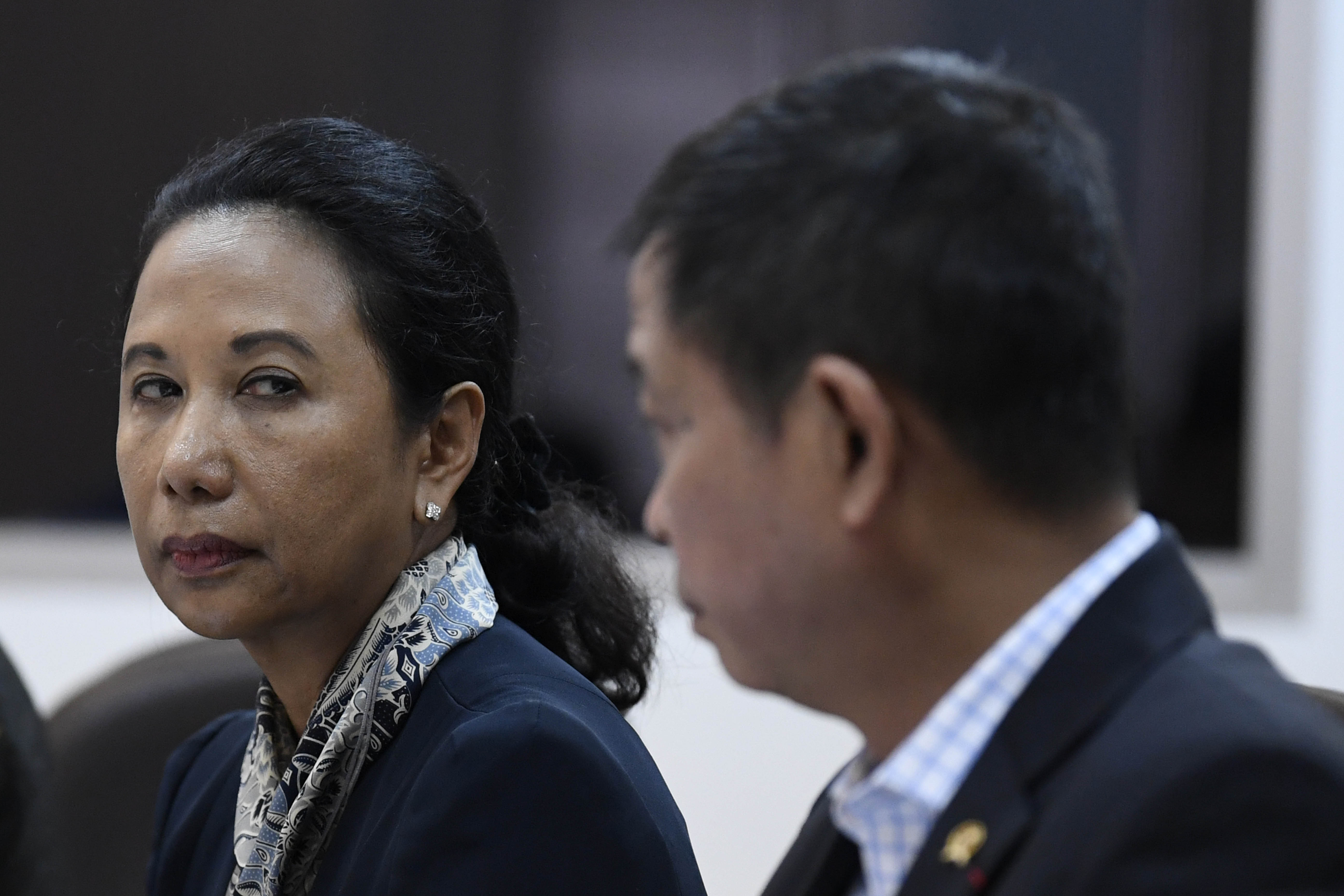 Menteri BUMN Rini Soemarno (kiri) bersama Menteri ESDM Ignasius Jonan (kanan)