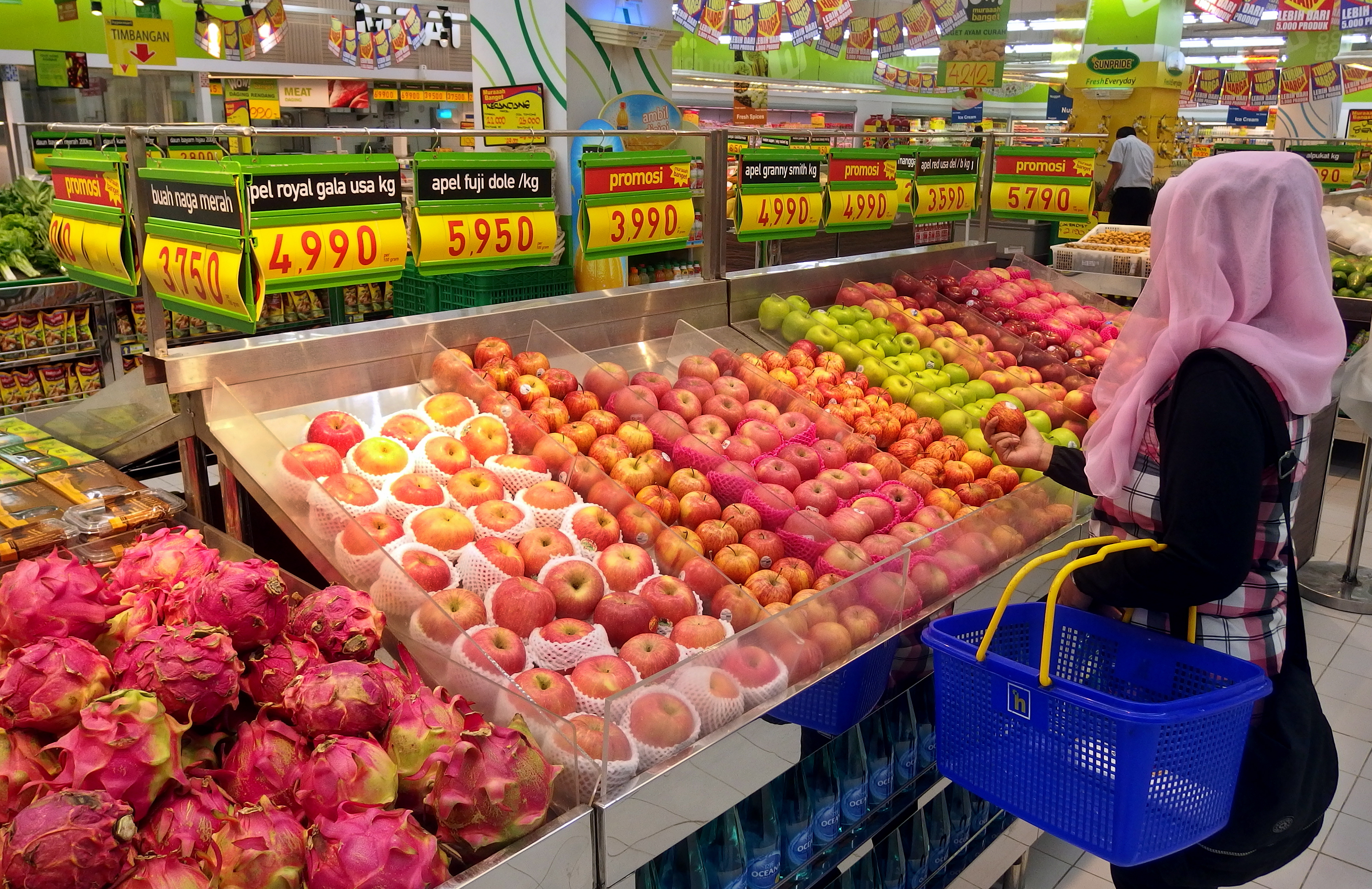 Konsumen berbelanja di sebuah pusat perbelanjaan di Semarang