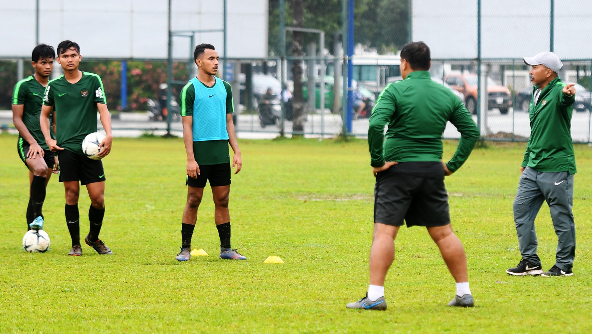 Pelatih Timnas U-18 Fakhri Husaini saat memandu lathan timnas U-18 di Vietnam