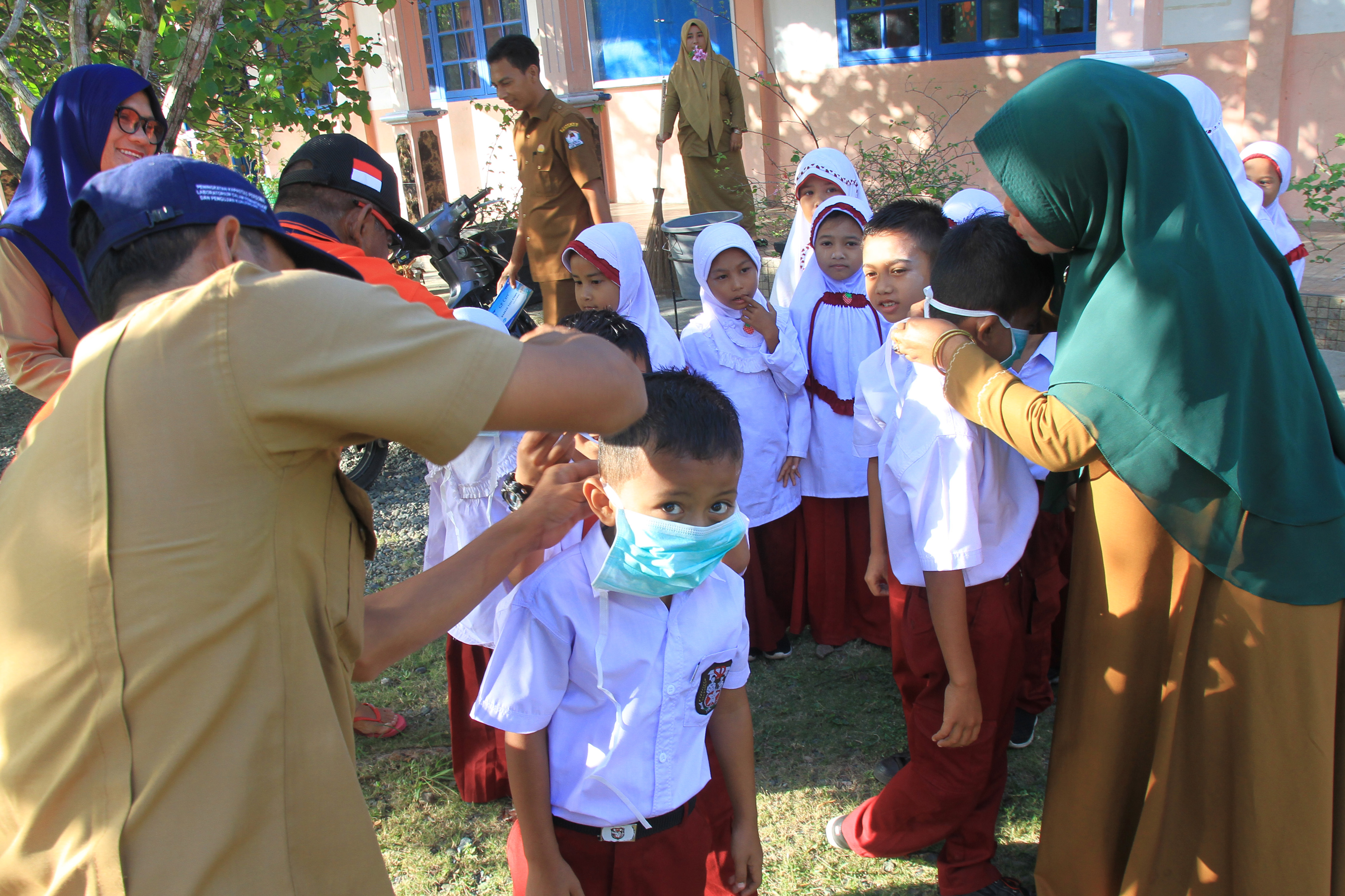 Mencegah ispa, anak-anak sekolah wajib menggunakan masker. 